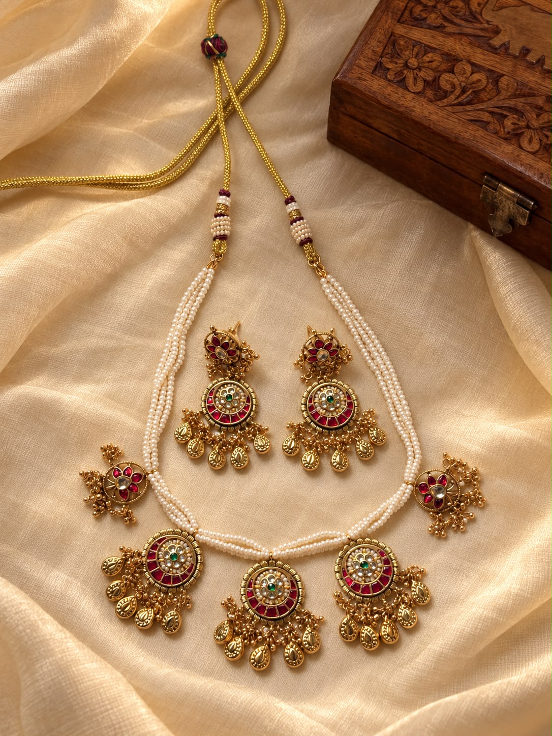 Rajwada medallion pearl style necklace set